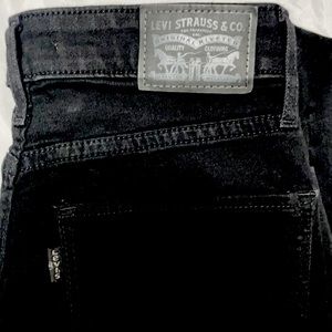 Women’s Levi skinny jeans